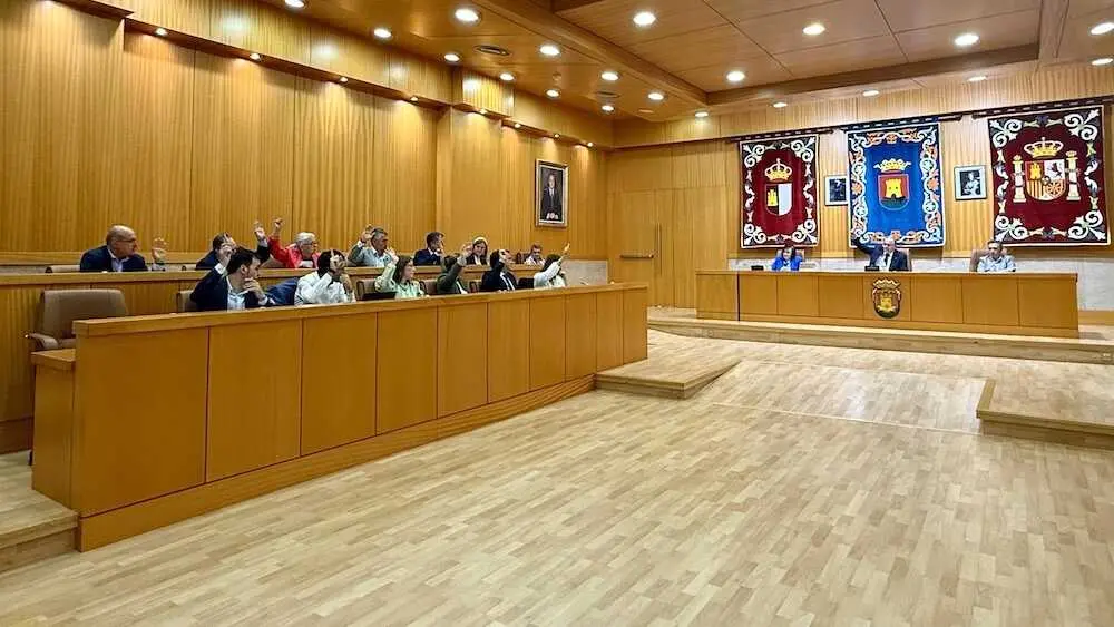 En la imagen un instante del pleno del Ayuntamiento de Talavera de la Reina (Toledo) celebrado este viernes