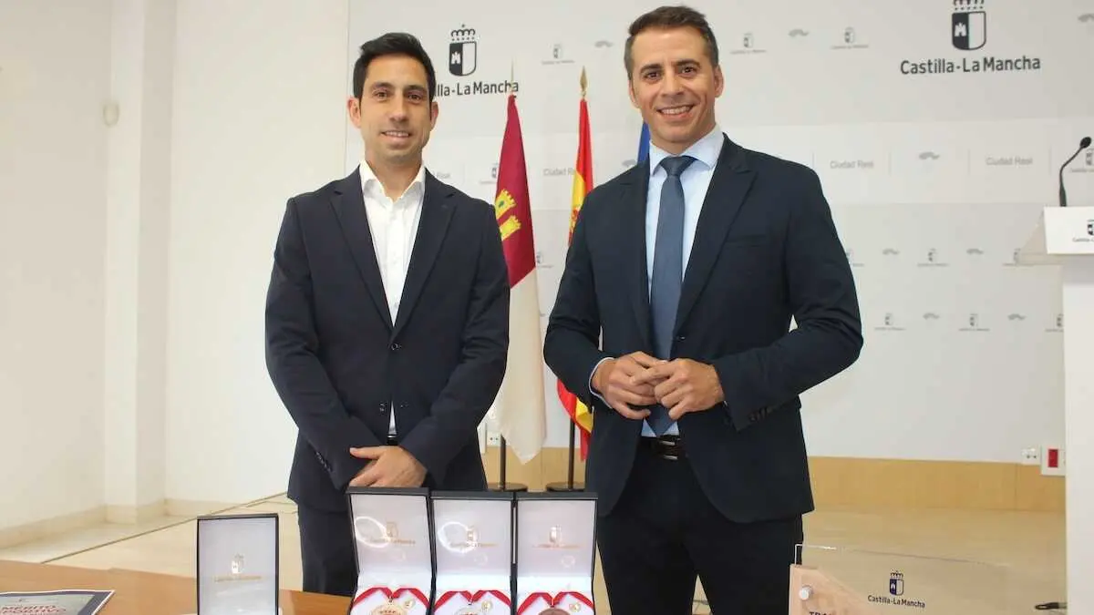 El director general de Deportes, Carlos Yuste (d), ha informado sobre la entrega de los Premios y Distinciones al M&eacute;rito Deportivo de Castilla-La Mancha, que acoger&aacute; el pr&oacute;ximo mi&eacute;rcoles la localidad de Motilla del Palancar (Cuenca).