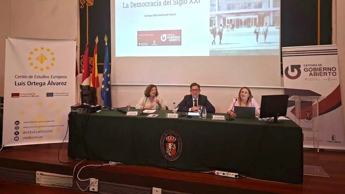 La adjunta del Consejo de Transparencia de Castilla-La Mancha, Mar&iacute;a Jes&uacute;s Villaverde (d), durante su intervenci&oacute;n en el seminario 'Una panor&aacute;mica actual del Gobierno Abierto'