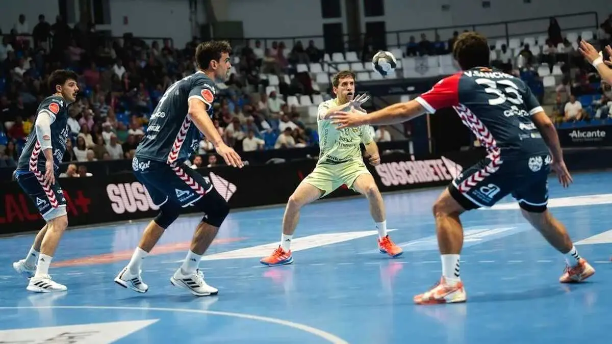 El Caser&iacute;o Ciudad Real gana en Alicante y roza la permanencia (26-31) - Fotograf&iacute;a: Ismael Corbi