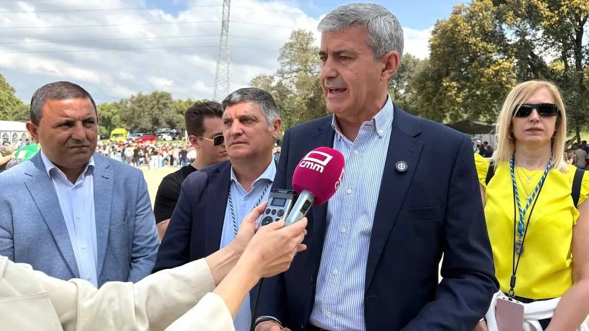 El secretario general del PSOE de la provincia de Toledo, &Aacute;lvaro Guti&eacute;rrez, atendiendo a los medios de comunicaci&oacute;n este s&aacute;bado en M&eacute;ntrida (Toledo)