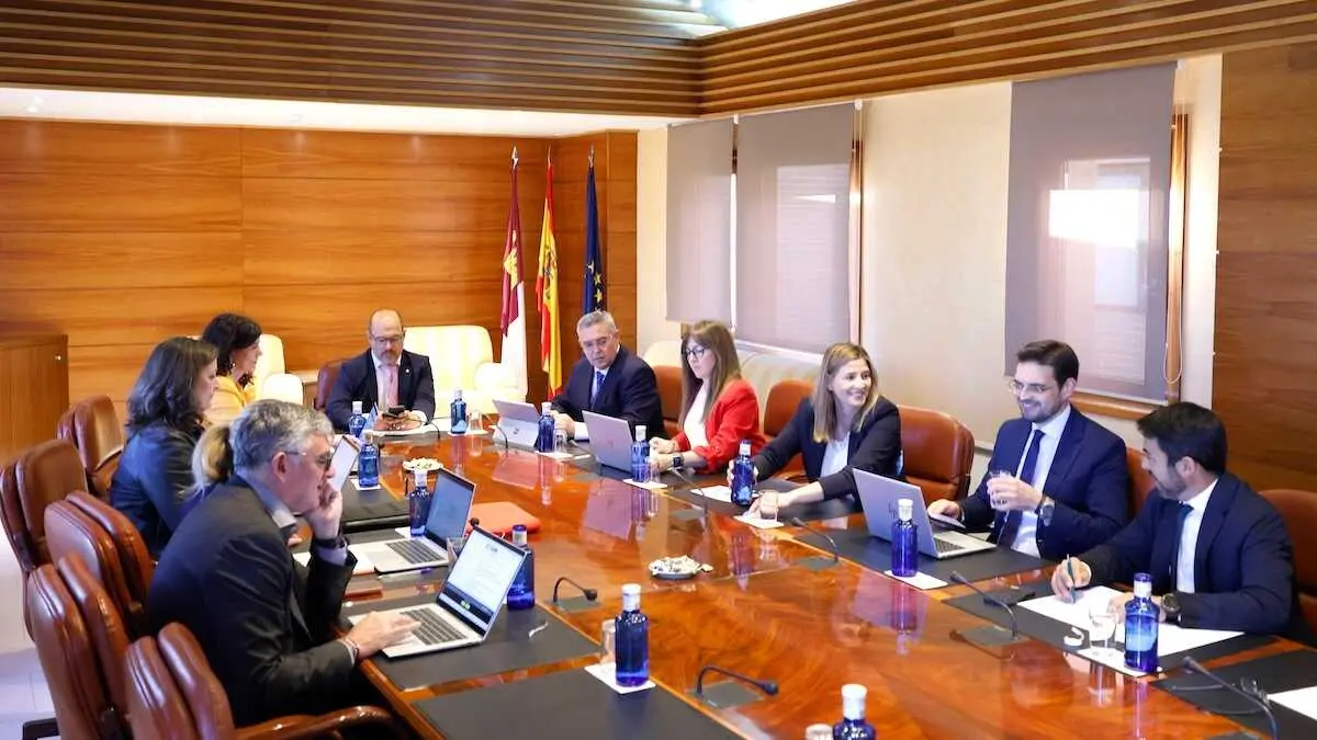 En la imagen un instante de la reuni&oacute;n de la Junta de Portavoces y Mesa de las Cortes de Castilla-La Mancha