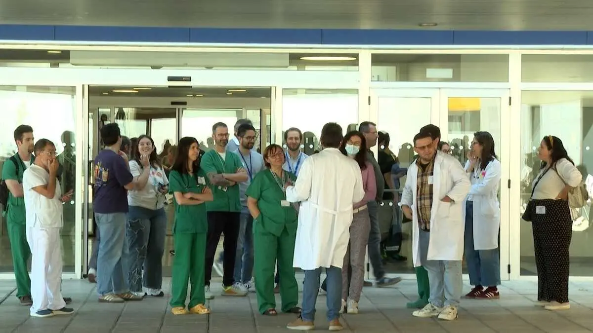 Sanitarios en el Hospital Universitario de Toledo en la jornada de huelga de este lunes