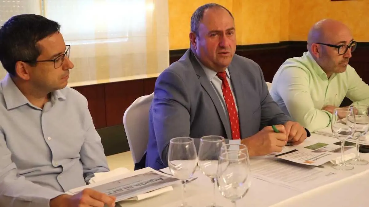 El consejero de Agricultura, Ganader&iacute;a y Desarrollo Rural, Juli&aacute;n Mart&iacute;nez Liz&aacute;n, reunido con productores del coto arrocero de Hell&iacute;n (Albacete)