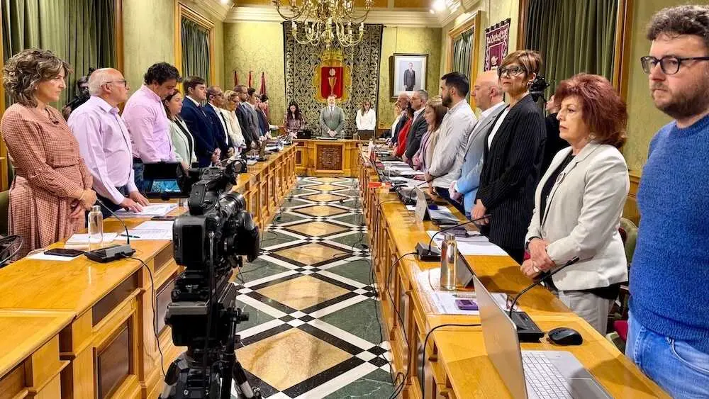 El Pleno del Ayuntamiento de Cuenca celebrado este lunes ha guardado un minuto de silencio por la &uacute;ltima v&iacute;ctima de la violencia machista en Sese&ntilde;a (Toledo)