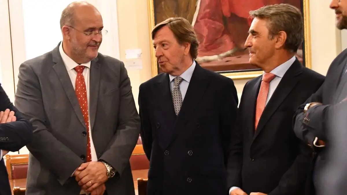 El vicepresidente primero de Castilla-La Mancha, Jos&eacute; Luis Mart&iacute;nez Guijarro, ha asistido en el Senado a la entrega del Premio Nacional de Tauromaquia 2025 al torero Curro V&aacute;zquez