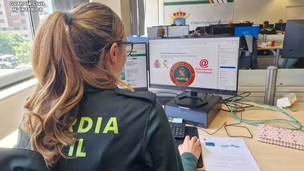 Buscan a una mujer por estafar a un inversor con falsos cursos