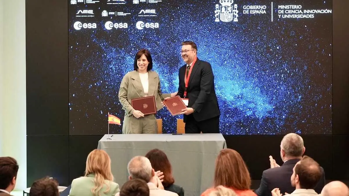 La ministra de Ciencia, Innovaci&oacute;n y Universidades, Diana Morant, firma con el consejero de Educaci&oacute;n, Cultura y Deportes de Castilla-La Mancha el contrato para la gesti&oacute;n del Centro de Incubaci&oacute;n de Negocios de la Agencia Espacial Europea (ESA-BIC)