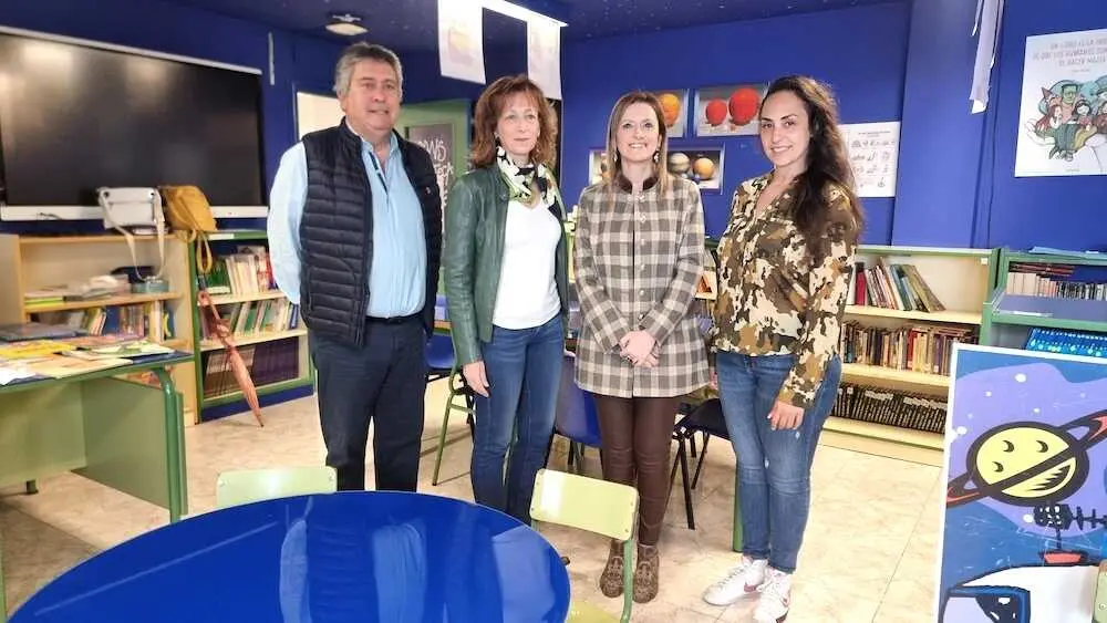 La directora general de Innovaci&oacute;n Educativa y Centros, Maril&oacute; P&eacute;rez, en su visita al CEIP 'Luis Palacios' de Valdepe&ntilde;as (Ciudad Real), que ha finalizado este mi&eacute;rcoles las pruebas de diagn&oacute;stico.