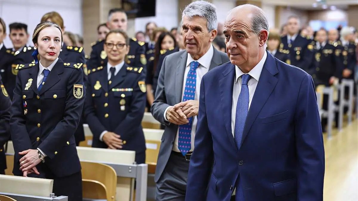 El delegado del Gobierno en Castilla-La Mancha, Jos&eacute; Pablo Sabrido (i) y el irector general de la Polic&iacute;a, Francisco Pardo Piqueras (d), a su llegada a la inauguraci&oacute;n de la Jornada de Accesibilidad de la Polic&iacute;a Nacional, celebrada en Toledo - EFE/Ismael Herrero