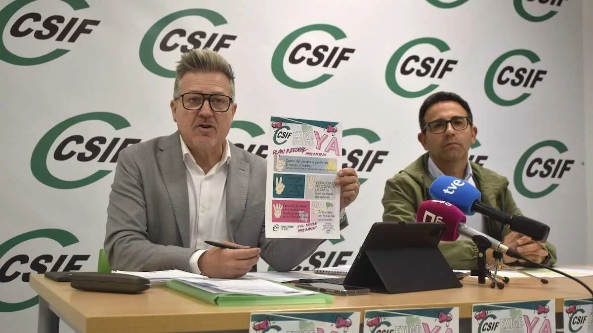 el presidente de CSIF Educaci&oacute;n Castilla-La Mancha, Juan Luis Mart&iacute;nez (izquierda), en rueda de prensa junto a Rubén Gomez (derecha)