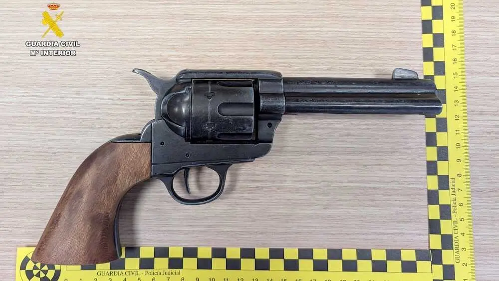 Un joven violento amenaza a una mujer con un rev&oacute;lver en Caudete (Albacete)