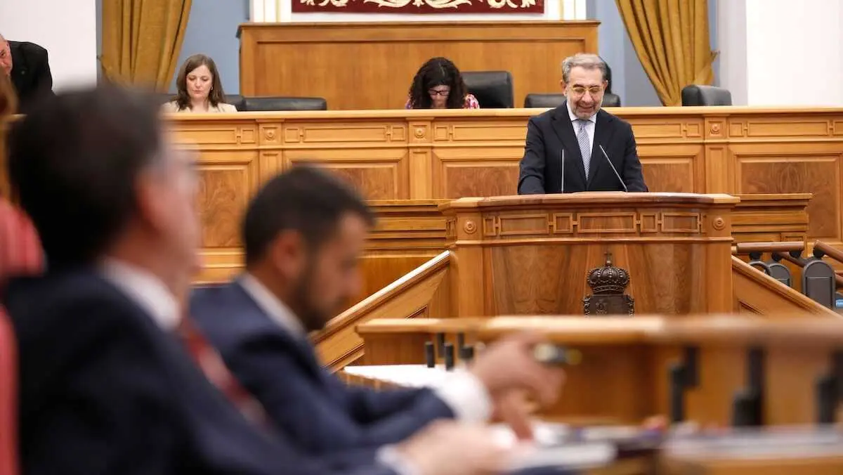 El consejero de Sanidad de Castilla-La Mancha, Jes&uacute;s Fern&aacute;ndez Sanz, este jueves durante su intervenci&oacute;n en el Pleno de las Cortes reigonales.