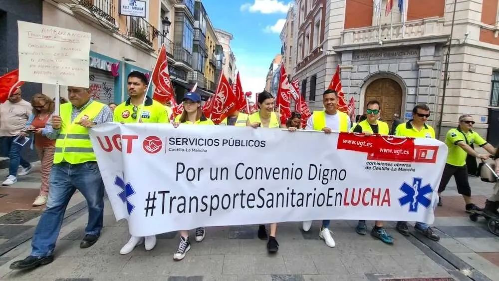 Trabajadores del transporte sanitario en la concentraci&oacute;n del 1 de mayo en Guadalajara pidiendo un covenio digno en el sector.