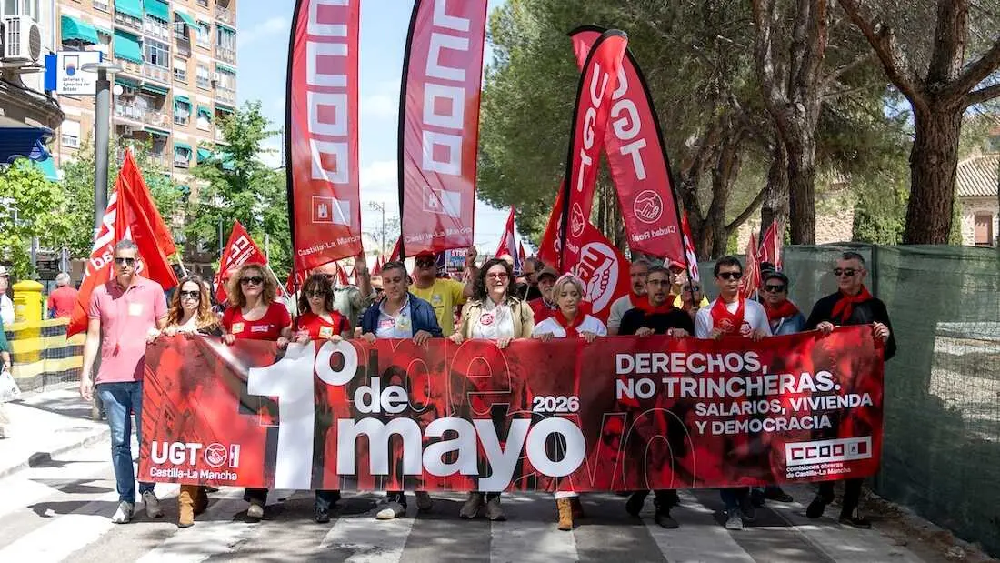 Los secretarios generales de UGT y CCOO en Castilla-La Mancha, Lola Alc&oacute;nez (5d) y Javier Ortega (5i), durante la manifestaci&oacute;n por el Primero de Mayo convocada por los sindicatos CCOO y UGT, este viernes en Puertollano (Ciudad Real) - EFE/Jes&uacute;s Monroy