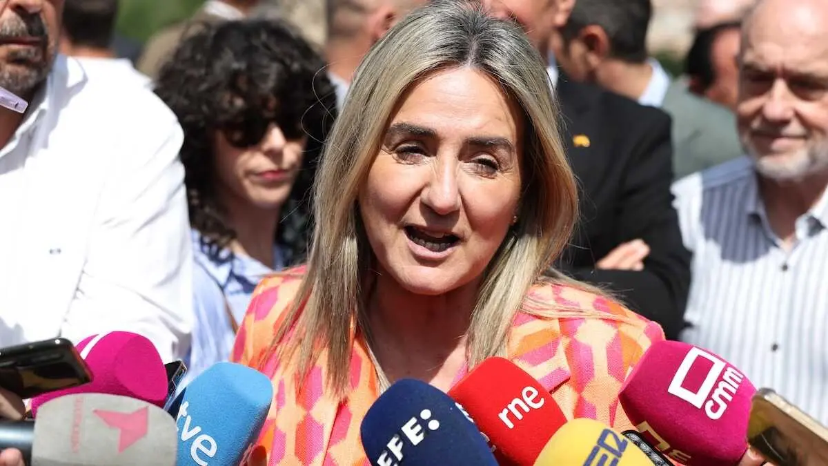La ministra de Educaci&oacute;n, Formaci&oacute;n Profesional y Deportes, Milagros Tol&oacute;n, atiende a los medios durante su asistencia este viernes a la tradicional romer&iacute;a de la Virgen del Valle de Toledo - EFE/Ismael Herrero