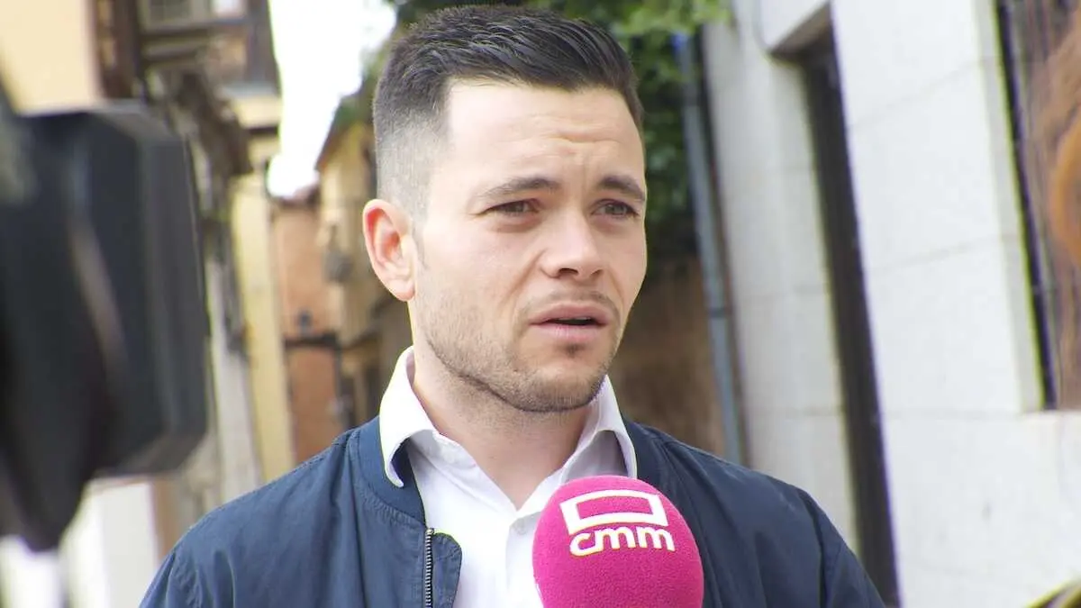 El diputado regional del PSOE, &Aacute;lvaro Toconar, atendiendo a los medios este s&aacute;bado en Toledo