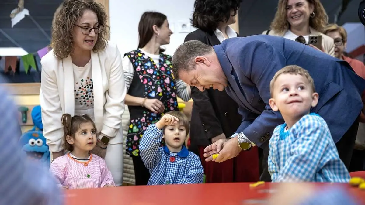 El presidente de Castilla-La Mancha, Emiliano Garc&iacute;a-Page, inaugura la Escuela Infantil &lsquo;Primeros Pasos&rsquo; de Mira (Cuenca)