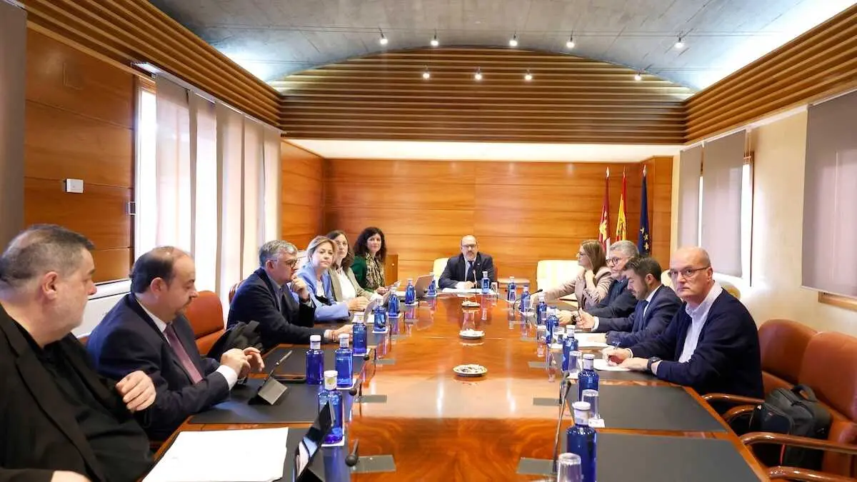 En la imagen un instante de la reuni&oacute;n de la Junta de Portavoces y Mesa de las Cortes de Castilla-La Mancha