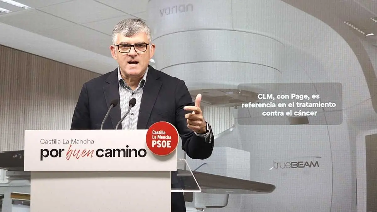 El presidente del PSOE en las Cortes de Castilla-La Mancha, &Aacute;ngel Tom&aacute;s Godoy, durante la rueda de prensa que ha ofrecido en la sede de los socialistas en Toledo.