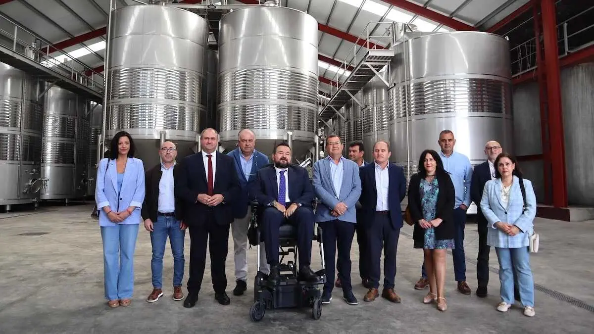 El consejero de Agricultura, Ganader&iacute;a y Desarrollo Rural, Juli&aacute;n Mart&iacute;nez Liz&aacute;n, en su visita a Bodegas La Remediadora en La Roda (Albacete)