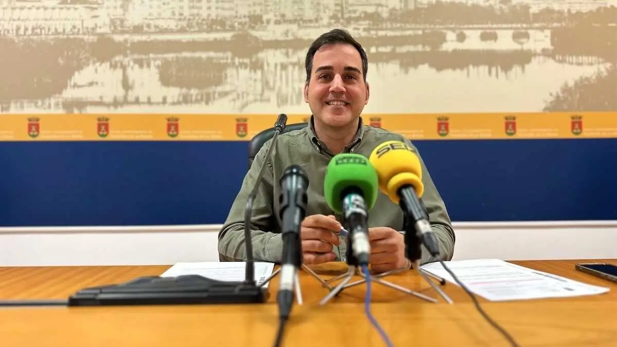 El concejal de Empleo del Ayuntamiento de Talavera, Javier Mu&ntilde;oz-Gallego, durante la rueda de prensa que ha ofrecido