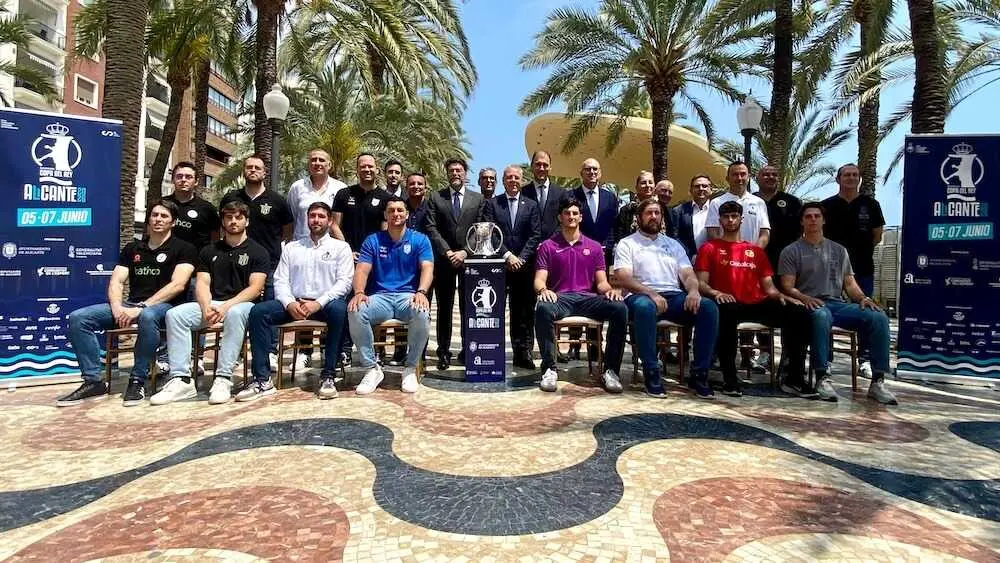 Imagen de familia del sorteo de Copa del Rey de balonmano celebrado este lunes en la ciudad de Alicante