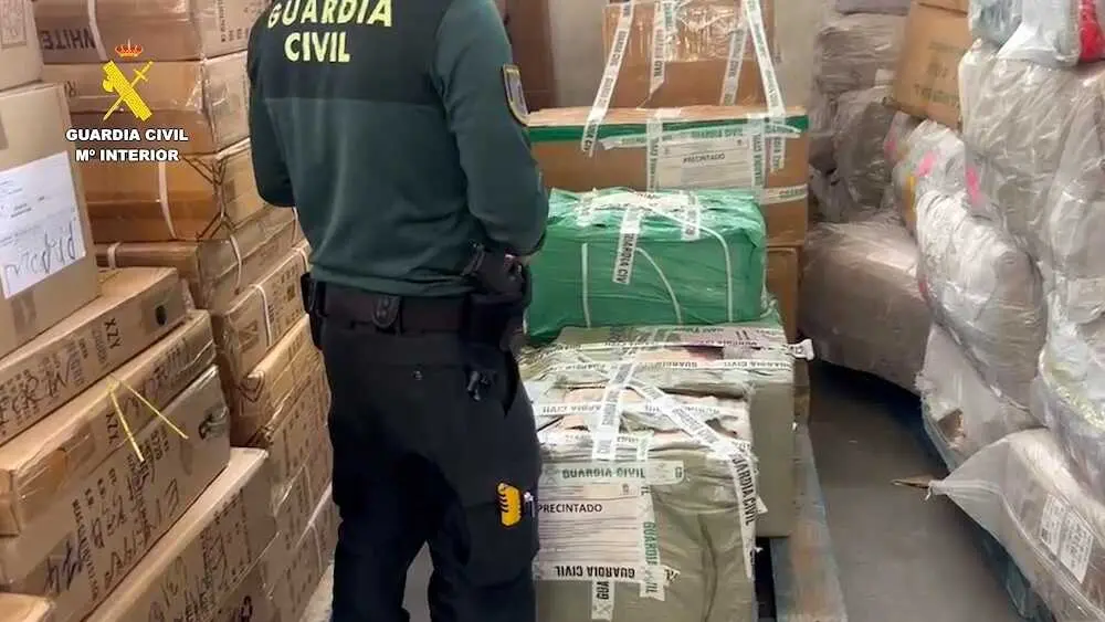 Incautan 1.000 equipaciones falsas de la Selecci&oacute;n en Cobo Calleja
