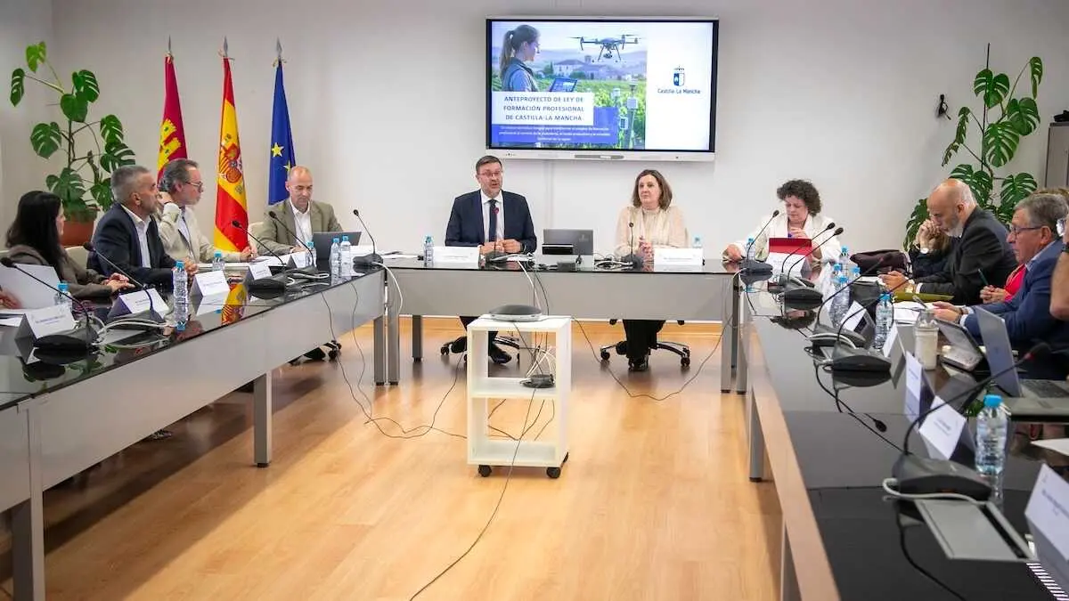 La consejera de Econom&iacute;a, Empresas y Empleo, Patricia Franco; y el consejero de Educaci&oacute;n, Cultura y Deportes, Amador Pastor; asisten al Pleno del Consejo Regional de Formaci&oacute;n Profesional en el que se expone la nueva Ley de FP de Castilla-La Mancha
