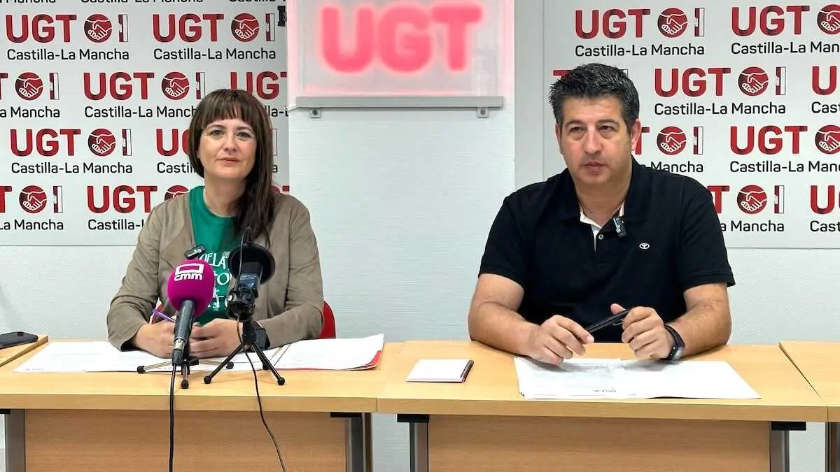 El secretario de Ense&ntilde;anza de UGT Servicios P&uacute;blicos Castilla-La Mancha, Jos&eacute; Antonio Montero, y la responsable de Salud Laboral de la federaci&oacute;n a nivel regional, Estrella Fern&aacute;ndez.