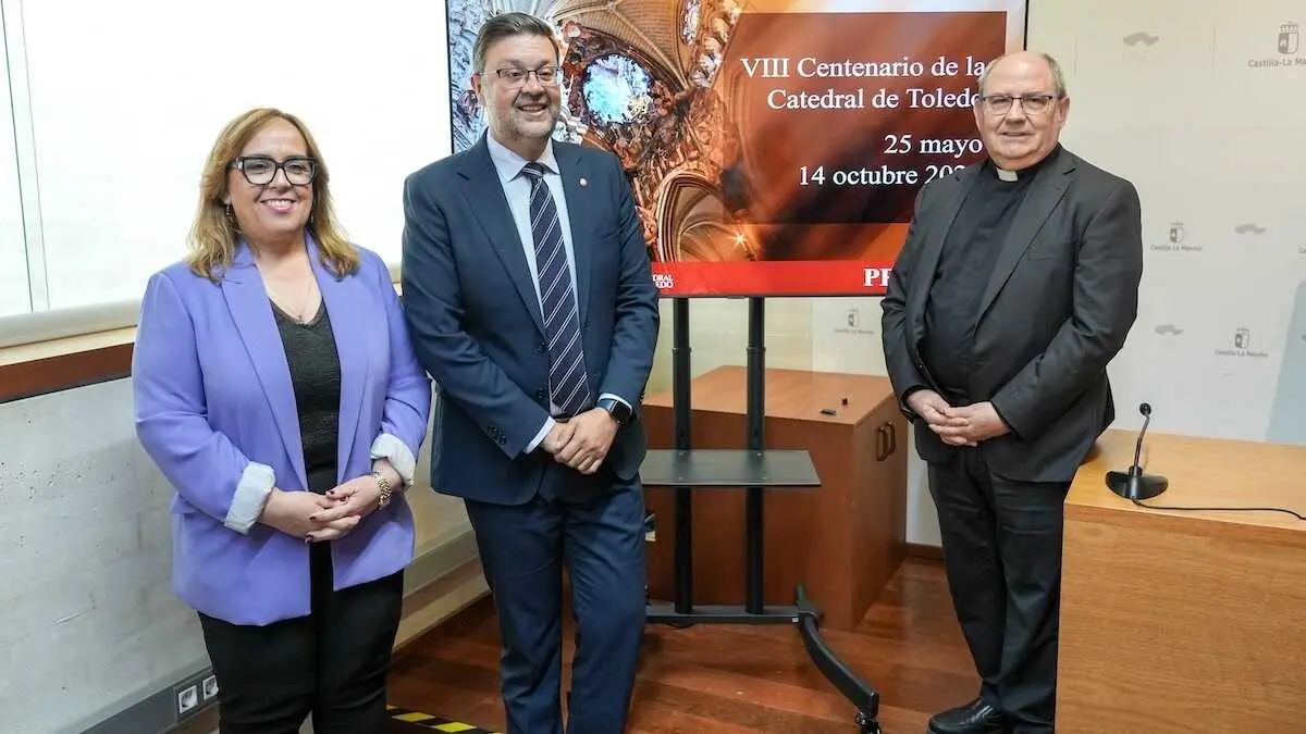 El consejero de Educaci&oacute;n, Cultura y Deportes, Amador Pastor, acompa&ntilde;ado del de&aacute;n de la Catedral, Jos&eacute; Pedro Gonz&aacute;lez; y la viceconsejera de Cultura y Deportes, Carmen Teresa Olmedo, presentan la exposici&oacute;n 'Primada. VIII Centenario Catedral de Toledo'.