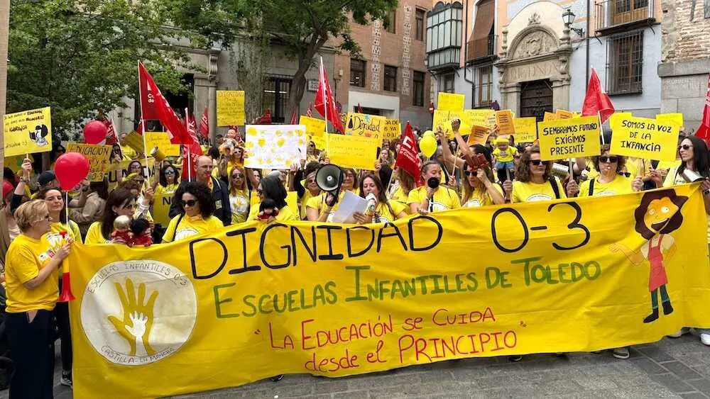 Educadoras de las escuelas infantiles de Toledo, camiseta amarilla y pancarta en mano, durante la concentraci&oacute;n ante la Delegaci&oacute;n del Gobierno en la capital regional, este jueves, en el marco de la primera huelga estatal del sector.
