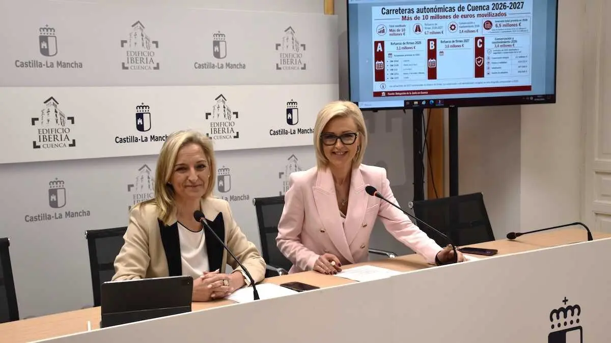 La delegada de la Junta, Marian L&oacute;pez (d), y la delegada provincial de Fomento, Ana Ponce (i), durante la rueda de prensa que han ofrecido.
