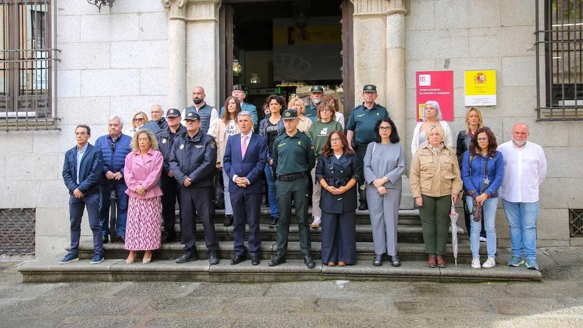 La Delegaci&oacute;n del Gobierno en Castilla-La Mancha ha guardado este viernes un minuto de silencio en su sede de Toledo en memoria de las dos &uacute;ltimas v&iacute;ctimas de violencia de g&eacute;nero confirmadas en Espa&ntilde;a.