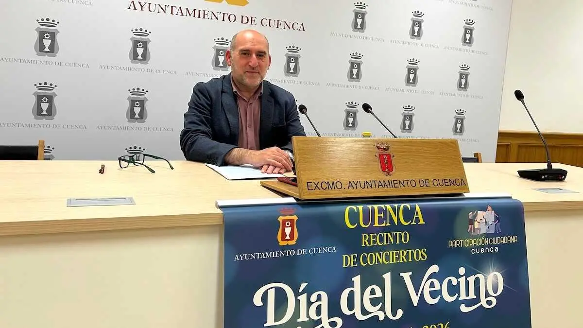 El concejal de Festejos del Ayuntamiento de Cuenca, Alberto Castellano, ha presentado en rueda de prensa las actividades del D&iacute;a del Vecino