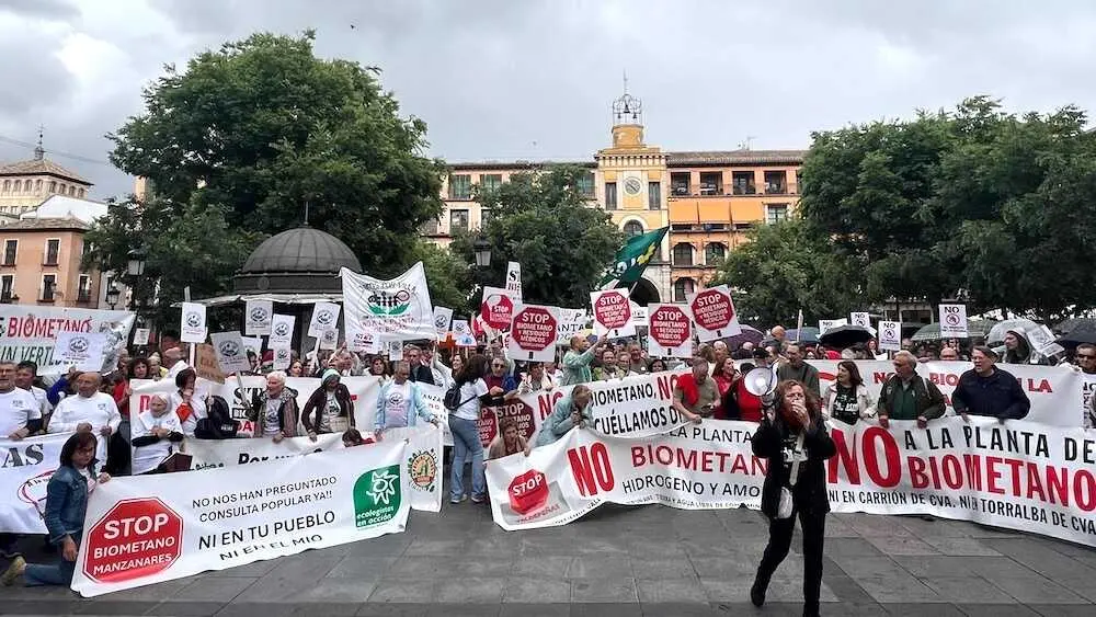 Cientos de personas con pancartas de plataformas de toda la regi&oacute;n llenan la plaza de Zocodover de Toledo para exigir la paralizaci&oacute;n del Plan Regional de Biometanizaci&oacute;n de la Junta. biometano, biog&aacute;s, macrogranjas, biogas, vecinos,