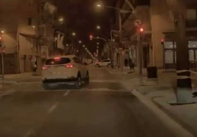 VIDEO. Un coche atropella a un motorista parado y lo lanza por los aires