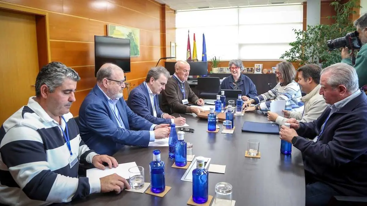 La consejera de Desarrollo Sostenible, Mercedes G&oacute;mez, ha mantenido una reuni&oacute;n con la Federaci&oacute;n de Regantes del Alto Guadiana (FEGUALT)