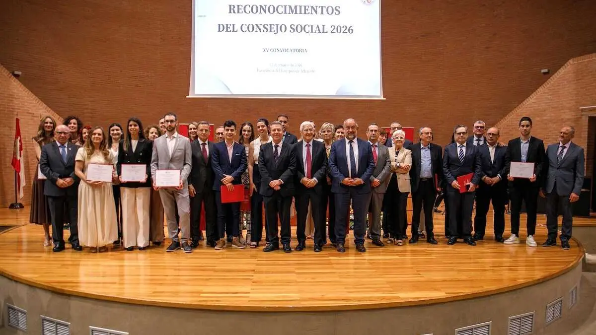 Imagen de familia del acto de entrega de los premios correspondientes a la XV convocatoria de los Reconocimientos del Consejo Social de la UCLM, celebrado en el Paraninfo de la UCLM en el campus de Albacete