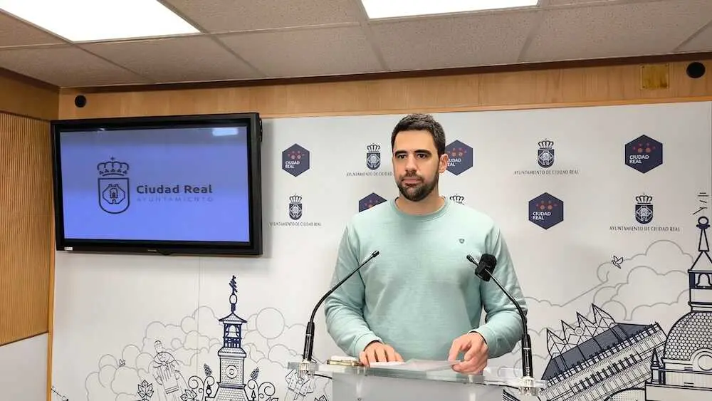 El concejal de Deportes de Ciudad Real, Pau Beltr&aacute;n, informa en rueda de prensa sobre las Escuelas Deportivas
