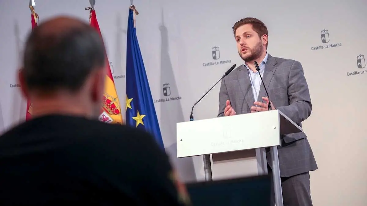 El consejero de Fomento de Castilla-La Mancha, Nacho Hernando, ha informado en rueda de prensa de los acuerdos alcanzados en Consejo de Gobierno relacionados con su departamento.