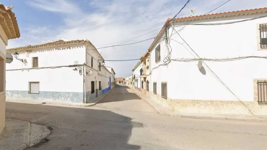 Intersecci&oacute;n de las calles Pasos y La Villa, en El Provencio (Cuenca), donde dos turismos colisionaron este martes dejando cinco heridos, entre ellos dos menores de edad. / Google Maps