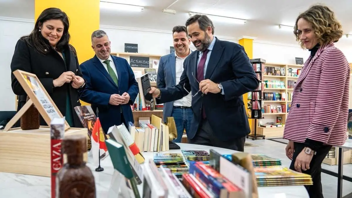 El presidente del Partido Popular de Castilla-La Mancha, Paco N&uacute;&ntilde;ez, durante su visita a la librer&iacute;a 'El Girasol' de Cuenca