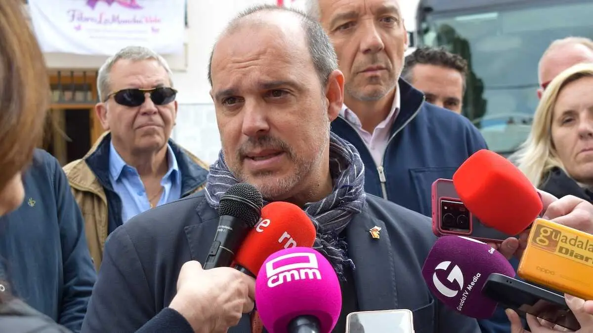 El secretario general del PSOE de Guadalajara, Pablo Bellido, atiende a los medios de comunicaci&oacute;n acompa&ntilde;ado del alcalde de Pioz, Manuel L&oacute;pez Carvajal