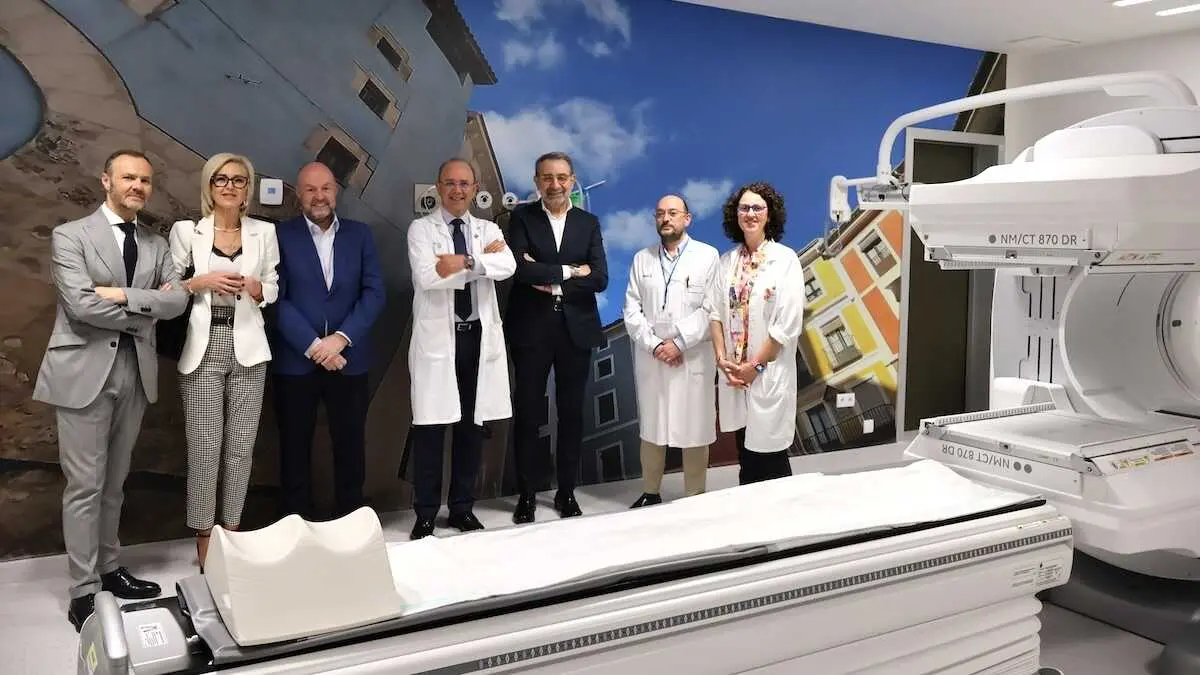El consejero de Sanidad de Castilla-La Mancha, Jes&uacute;s Fern&aacute;ndez Sanz, ha visitado el Servicio de Medicina Nuclear del Hospital Universitario de Cuenca