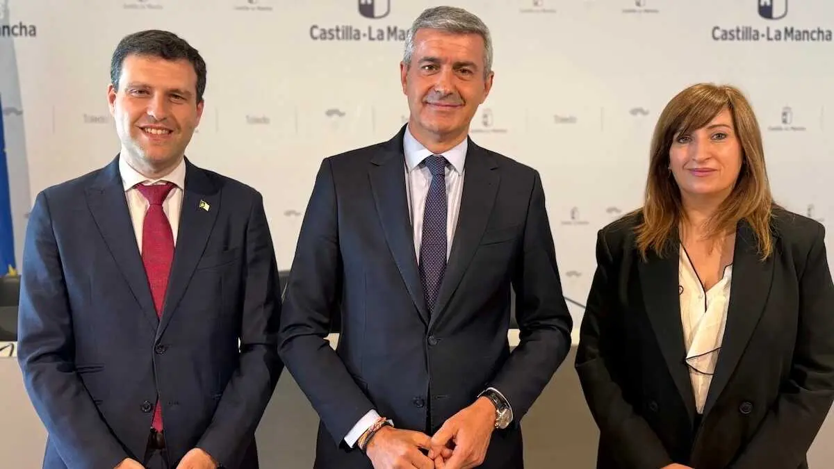 El delegado de la Junta en la provincia de Toledo, &Aacute;lvaro Guti&eacute;rrez (c), ha informado de la inversi&oacute;n de la JUnta en Servicios Sociales de la provincia