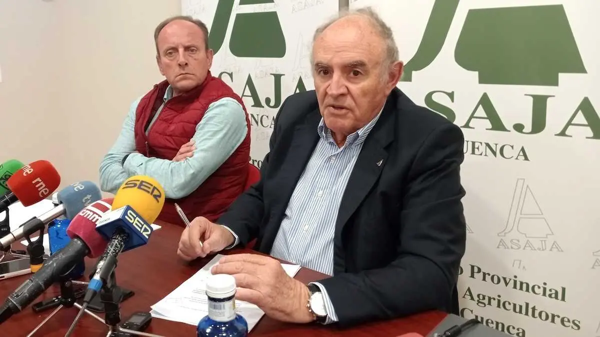 El presidente de Asaja en Castilla-La Mancha, Jos&eacute; Mar&iacute;a Fresneda (d), durante la rueda de prensa que ha ofrecido