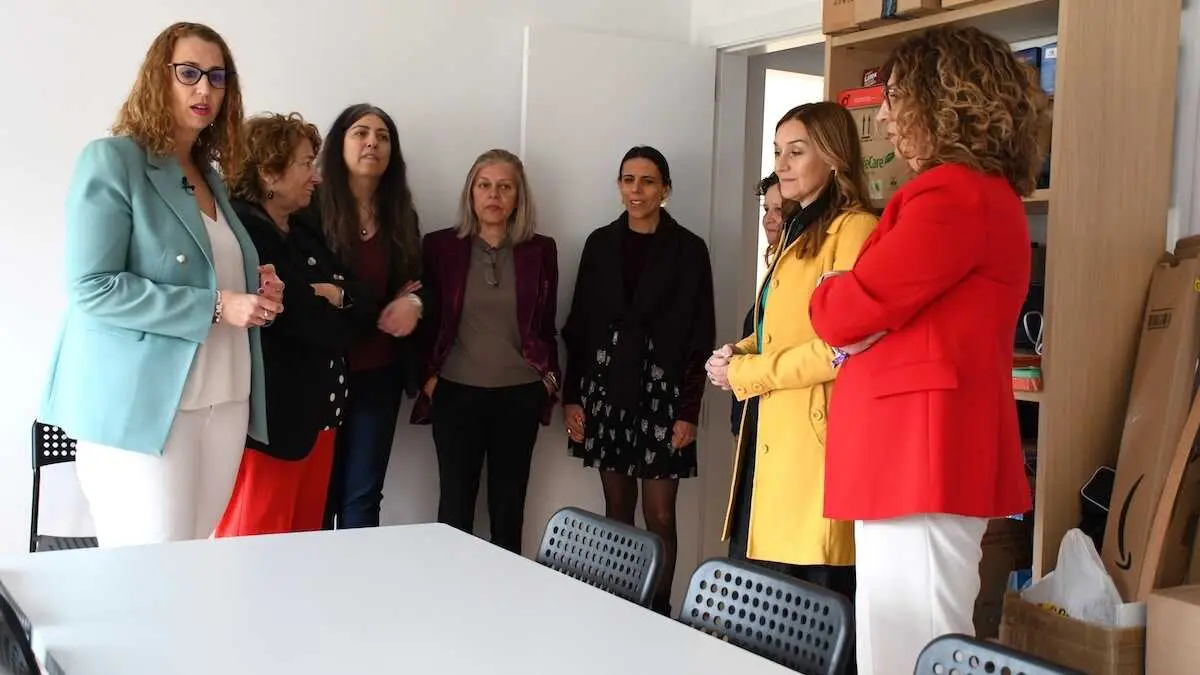 La consejera de Igualdad, Sara Sim&oacute;n, durante la visita que ha realizado el Centro de la Mujer de Villanueva de la Torre (Guadalajara)