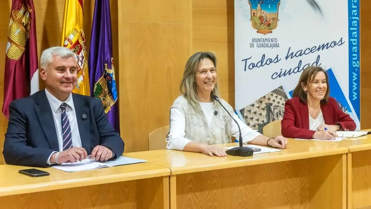 La alcaldesa de Guadalajara, Ana Guarinos (c), durante la rueda de prensa que ha ofrecido este viernes