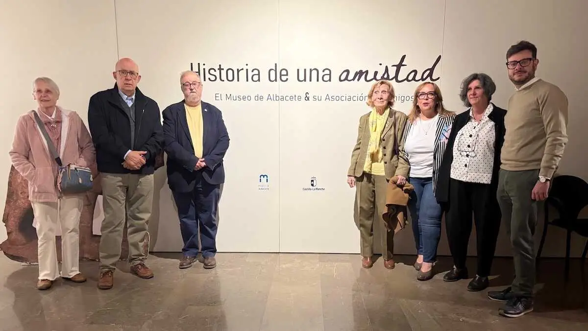 La viceconsejera de Cultura y Deportes, Carmen Teresa Olmedo, durante la inauguraci&oacute;n de la exposici&oacute;n 'Historia de una amistad. El Museo de Albacete y su Asociaci&oacute;n de Amigos'.